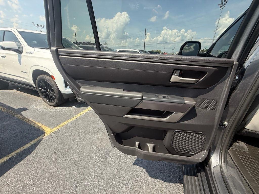 Toyota Sequoia SR5 5.7L 4WD 2023