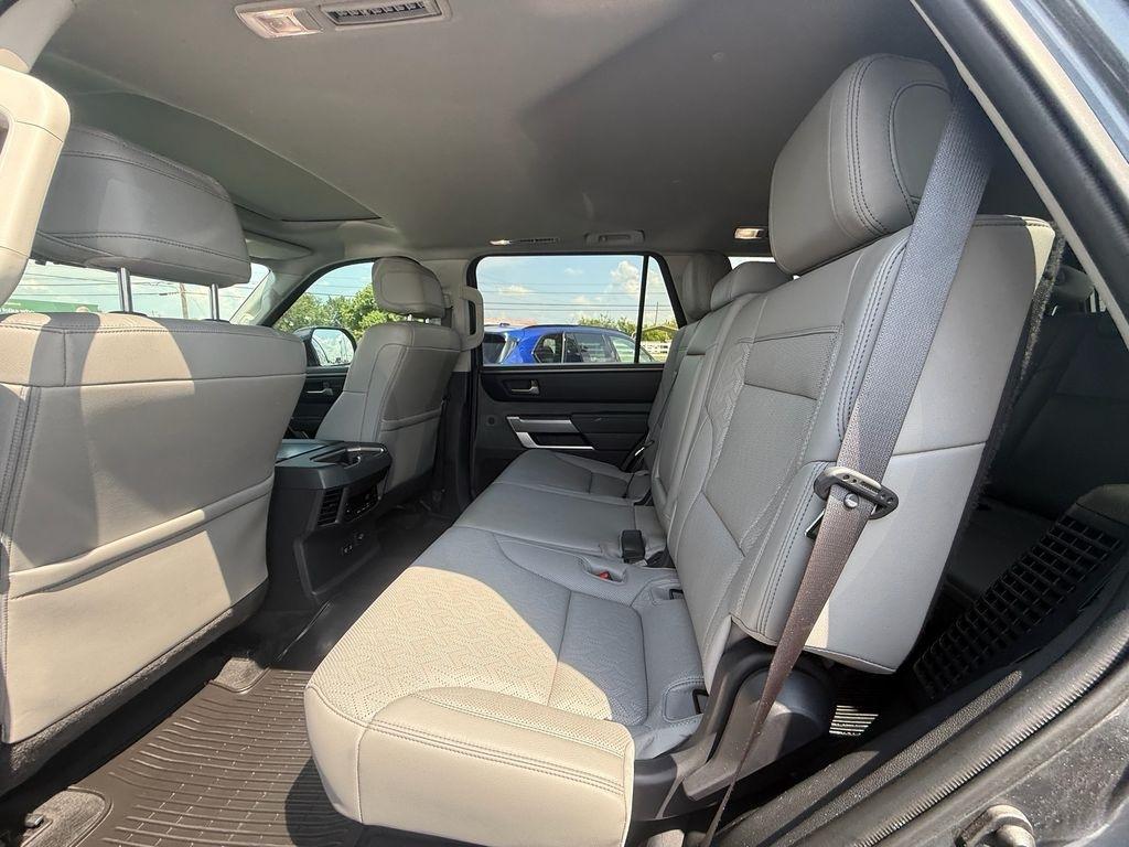 Toyota Sequoia SR5 5.7L 4WD 2023