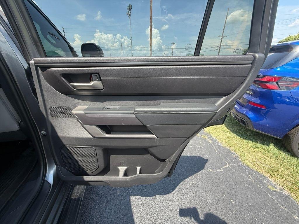 Toyota Sequoia SR5 5.7L 4WD 2023