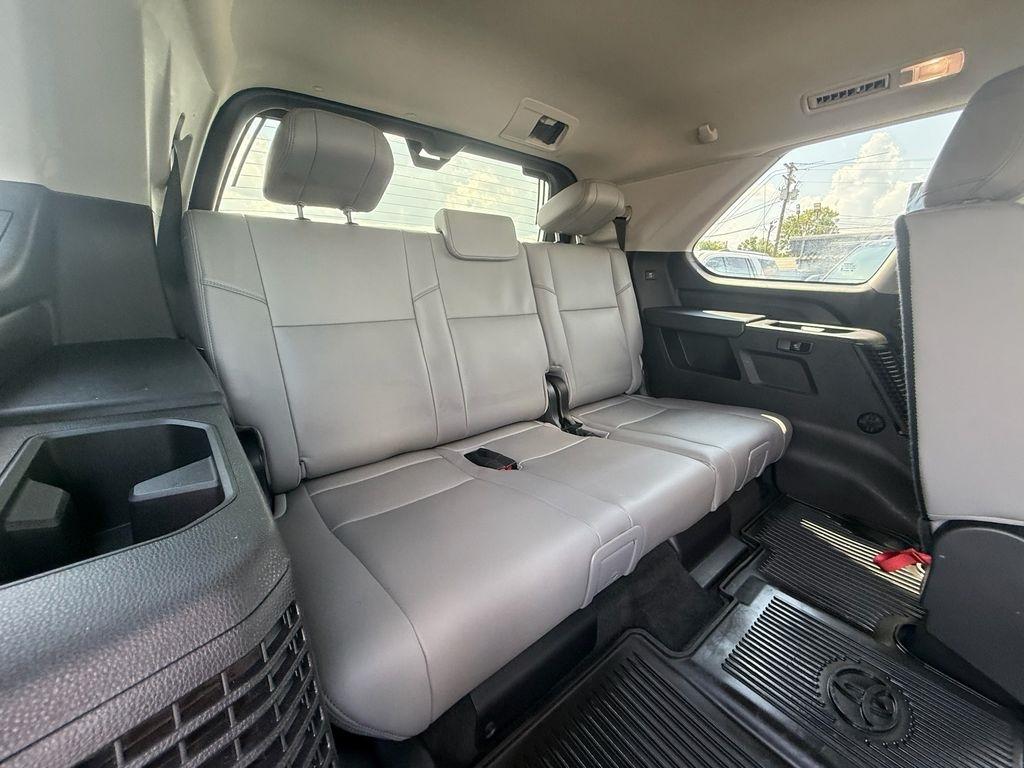 Toyota Sequoia SR5 5.7L 4WD 2023