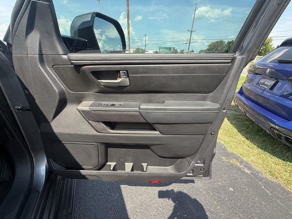 Toyota Sequoia SR5 5.7L 4WD 2023