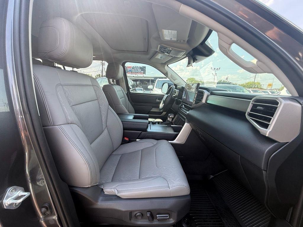 Toyota Sequoia SR5 5.7L 4WD 2023
