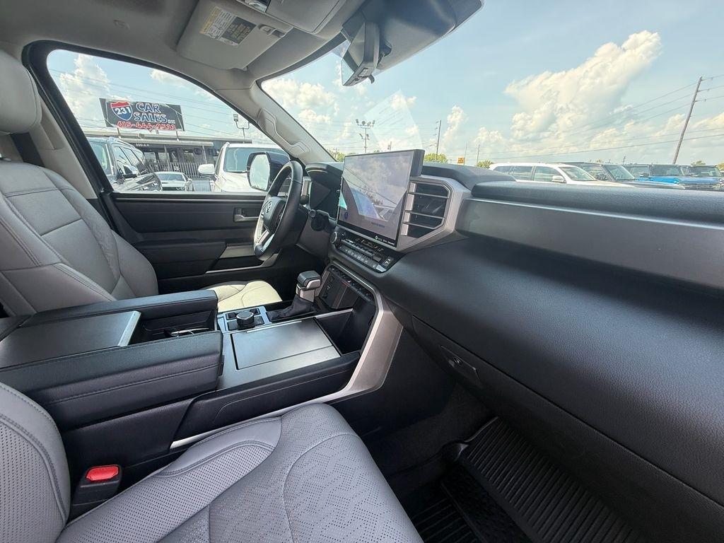 Toyota Sequoia SR5 5.7L 4WD 2023