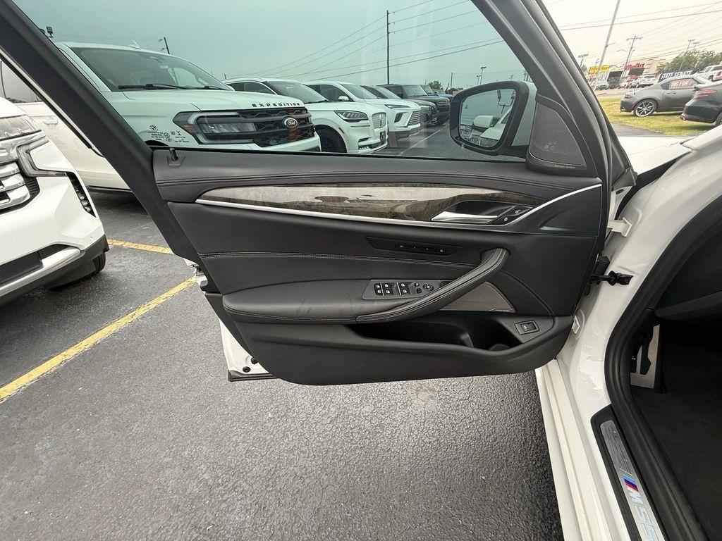BMW 5-Series M550i xDrive 2022