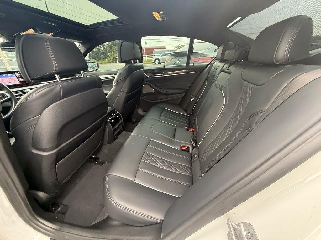 BMW 5-Series M550i xDrive 2022