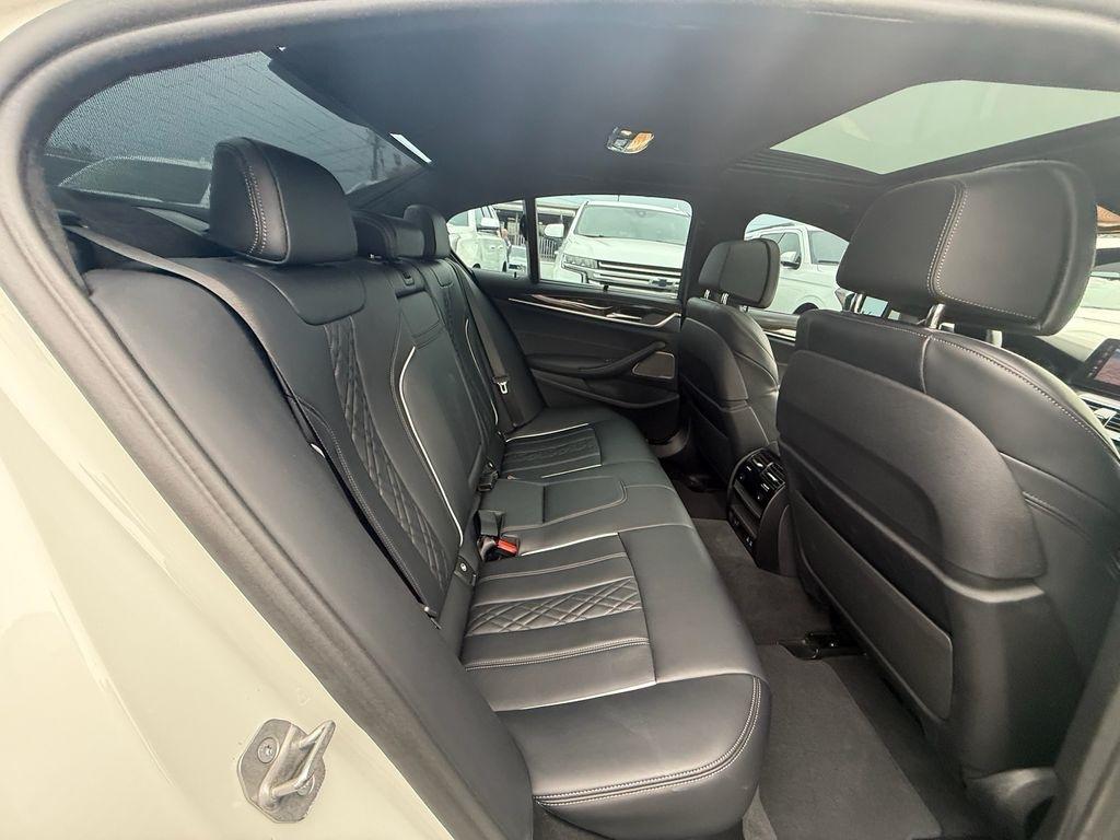 BMW 5-Series M550i xDrive 2022