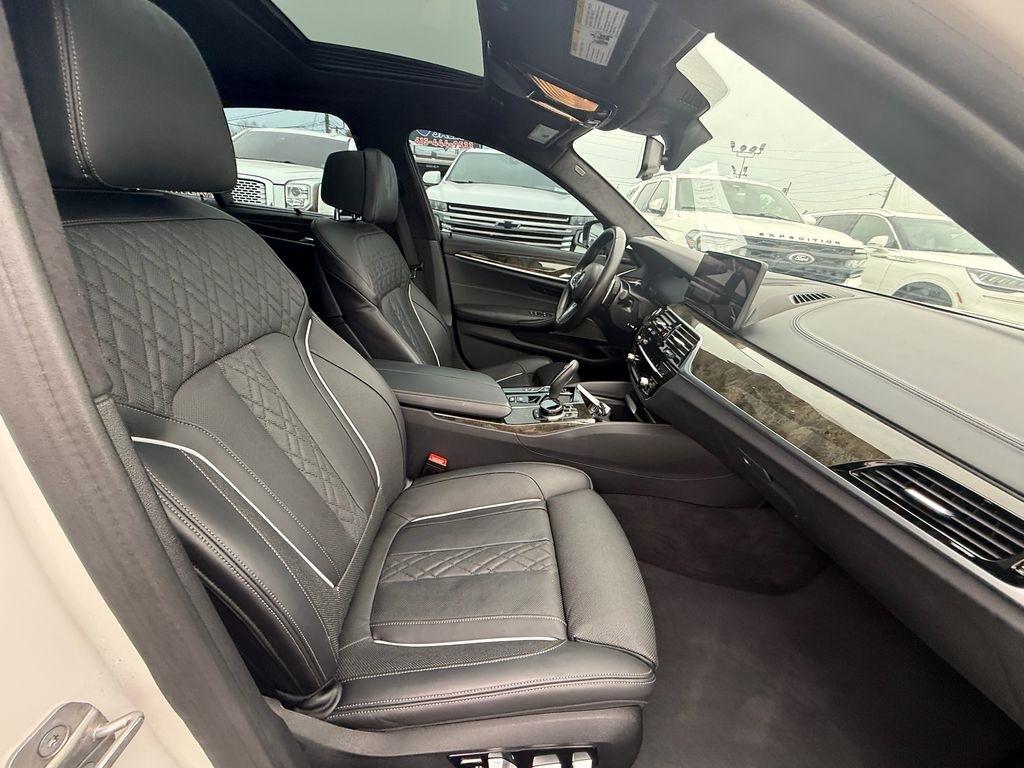BMW 5-Series M550i xDrive 2022