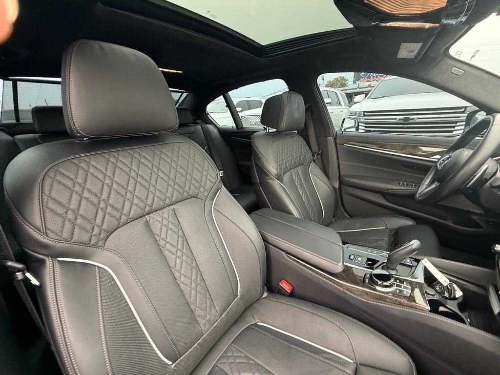 BMW 5-Series M550i xDrive 2022
