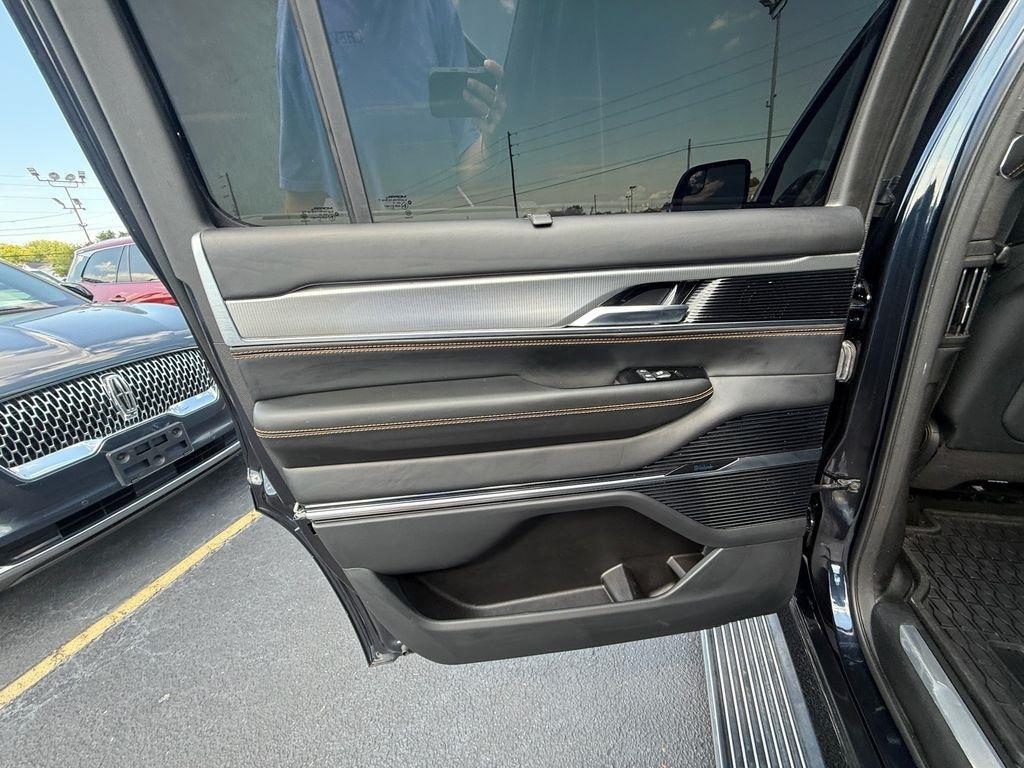 Jeep Grand Wagoneer Series III 4WD 2023
