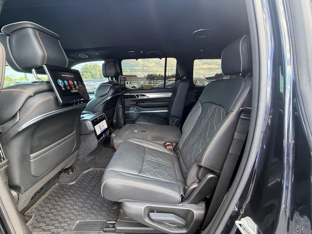 Jeep Grand Wagoneer Series III 4WD 2023