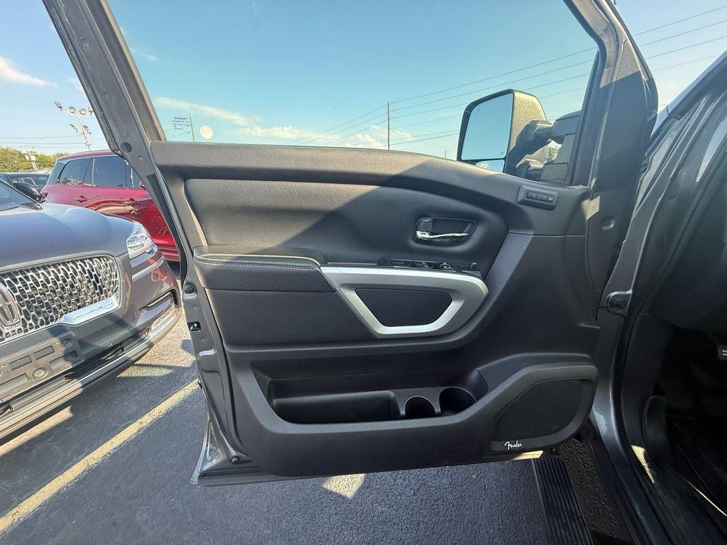 Nissan Titan PRO-4X Crew Cab 4WD 2019