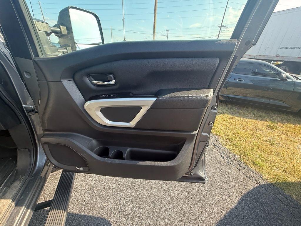 Nissan Titan PRO-4X Crew Cab 4WD 2019