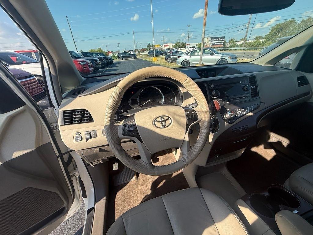 Toyota Sienna XLE FWD 8-Passenger V6 2014