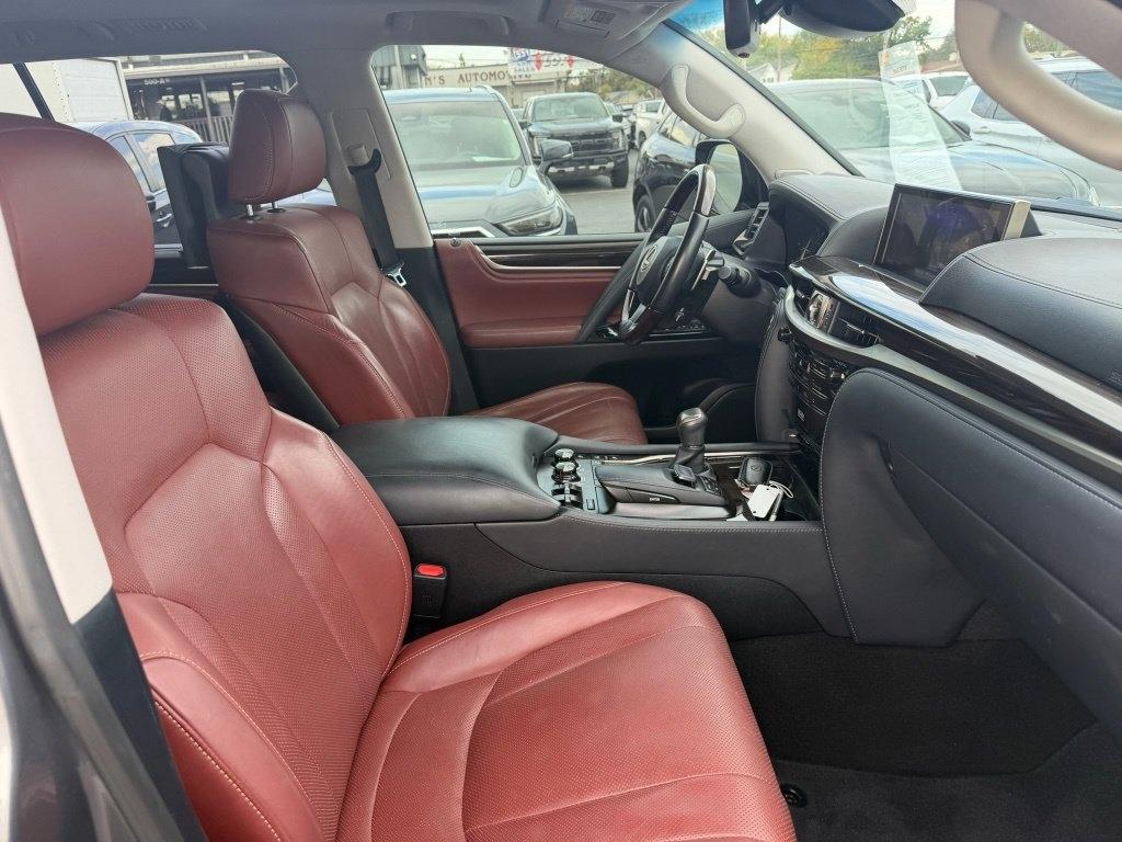 Lexus LX 570 Three-Row 2020