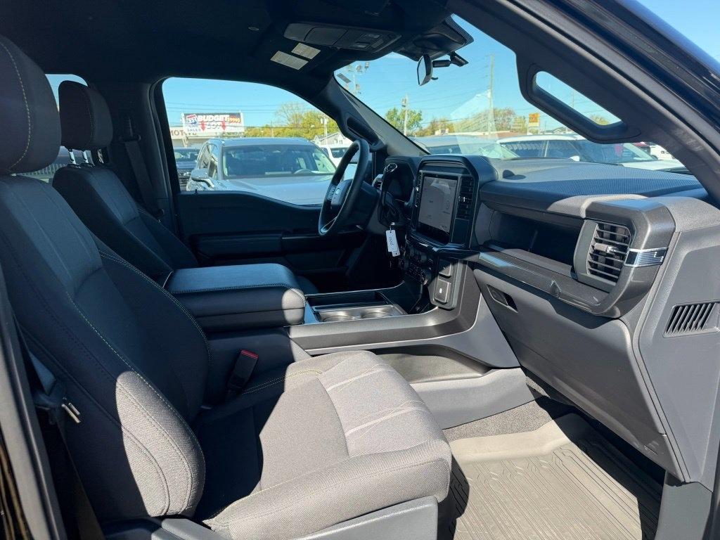 Ford F-150 STX SuperCrew 4WD 2025