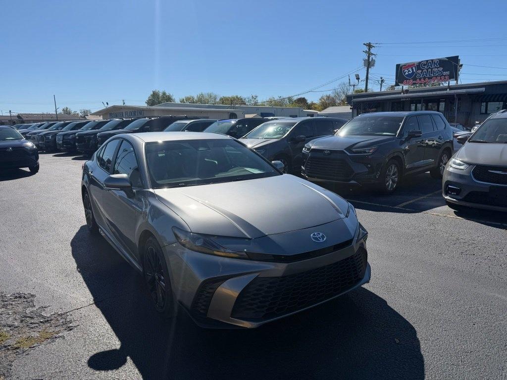 Toyota Camry Hybrid XLE 2026