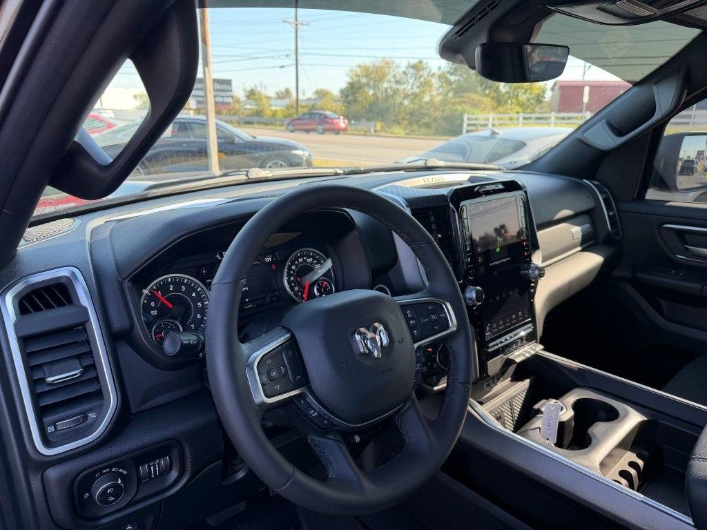 RAM 1500 Big Horn Crew Cab 4WD 2026