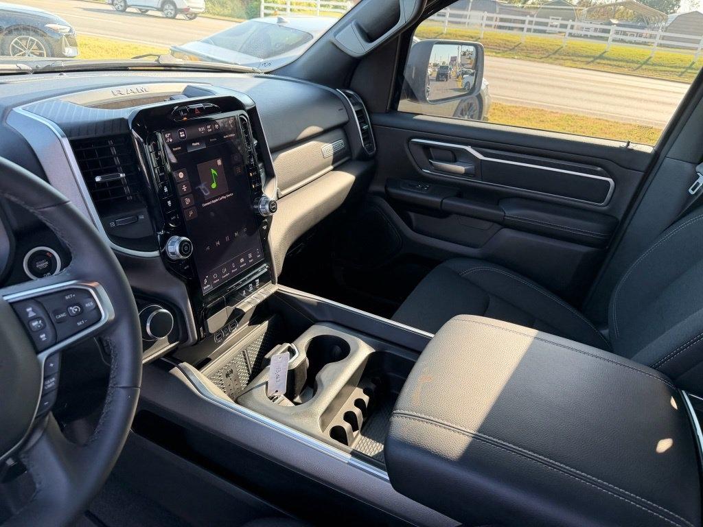RAM 1500 Big Horn Crew Cab 4WD 2026