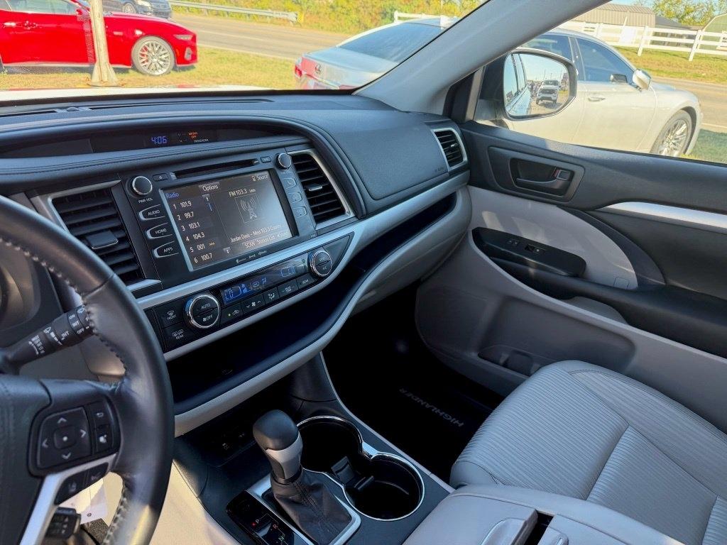 Toyota Highlander LE Plus AWD V6 2017