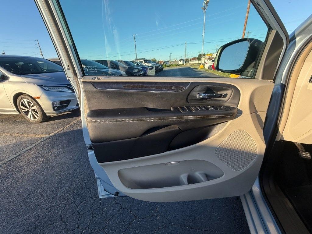Chrysler Town & Country Touring 2013