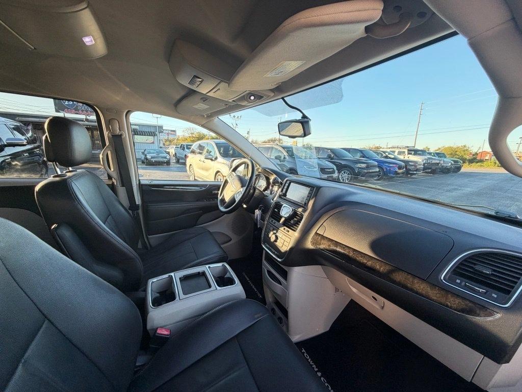 Chrysler Town & Country Touring 2013