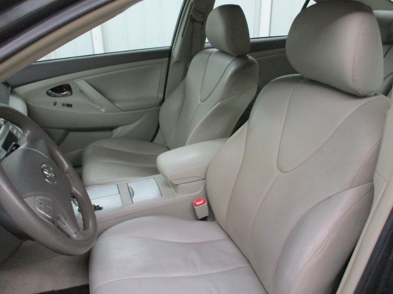 2011 Toyota Camry LE photo 3
