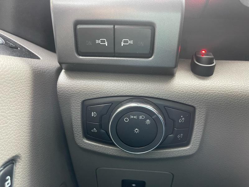 Ford F-150 4WD Reg Cab 145" XLT 2015