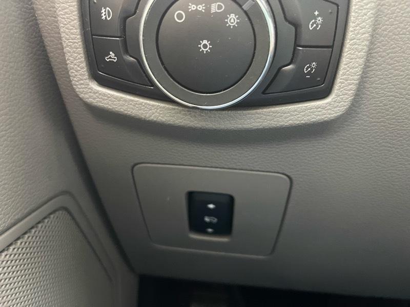 Ford F-150 4WD Reg Cab 145" XLT 2015