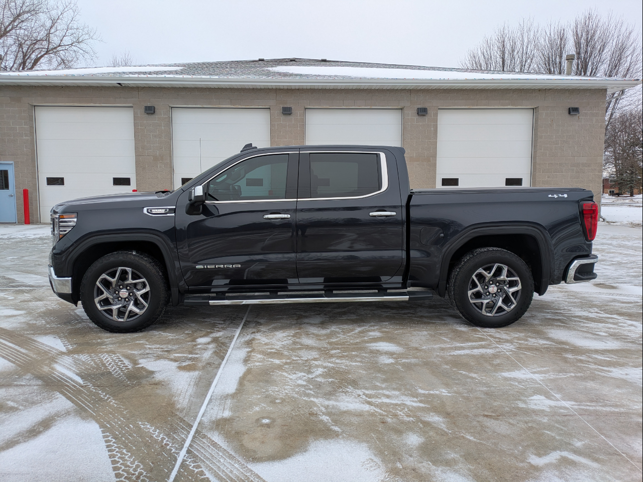 2025 GMC Sierra 1500 SLT Crew Cab 4WD