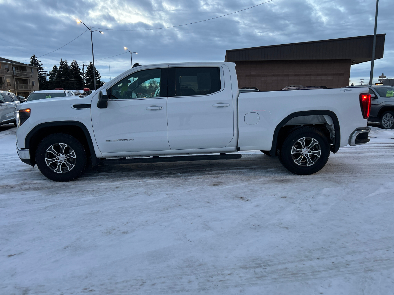GMC Sierra 1500 4WD Crew Cab 157" SLE 2023