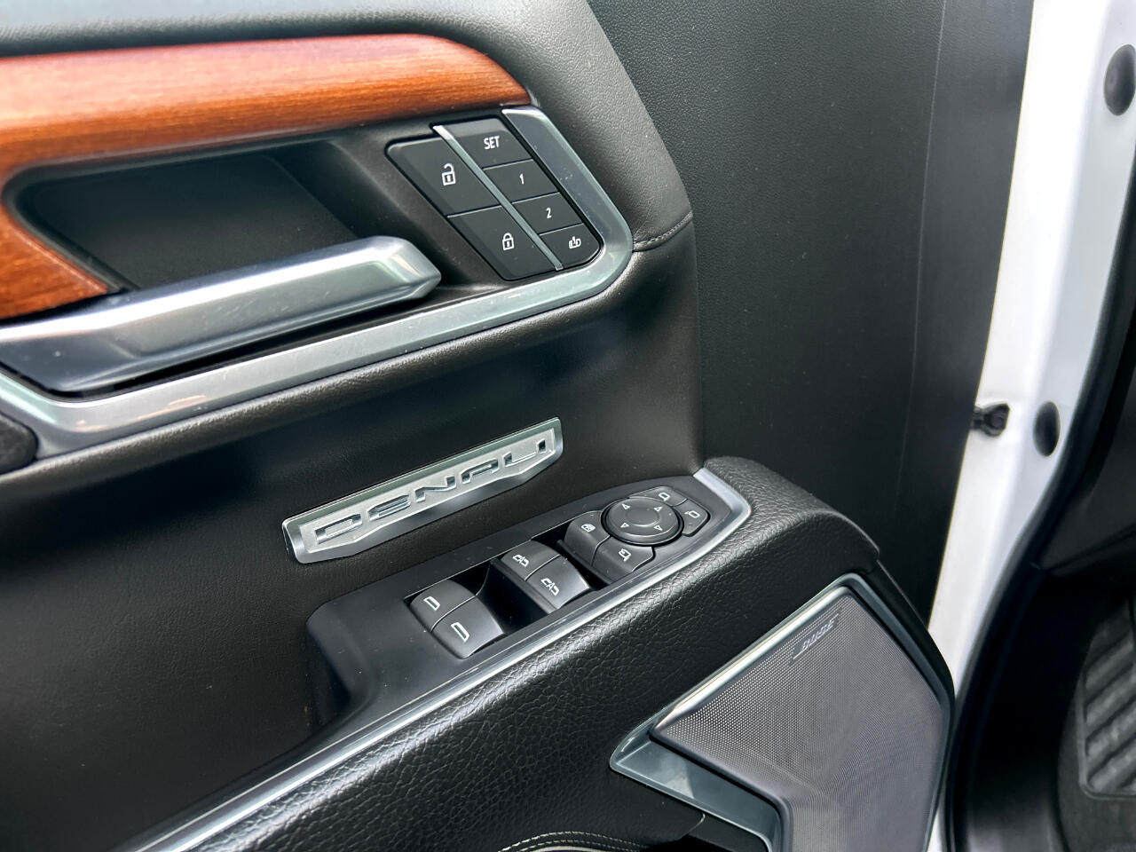 GMC Sierra 1500 4WD Crew Cab 147" Denali 2023