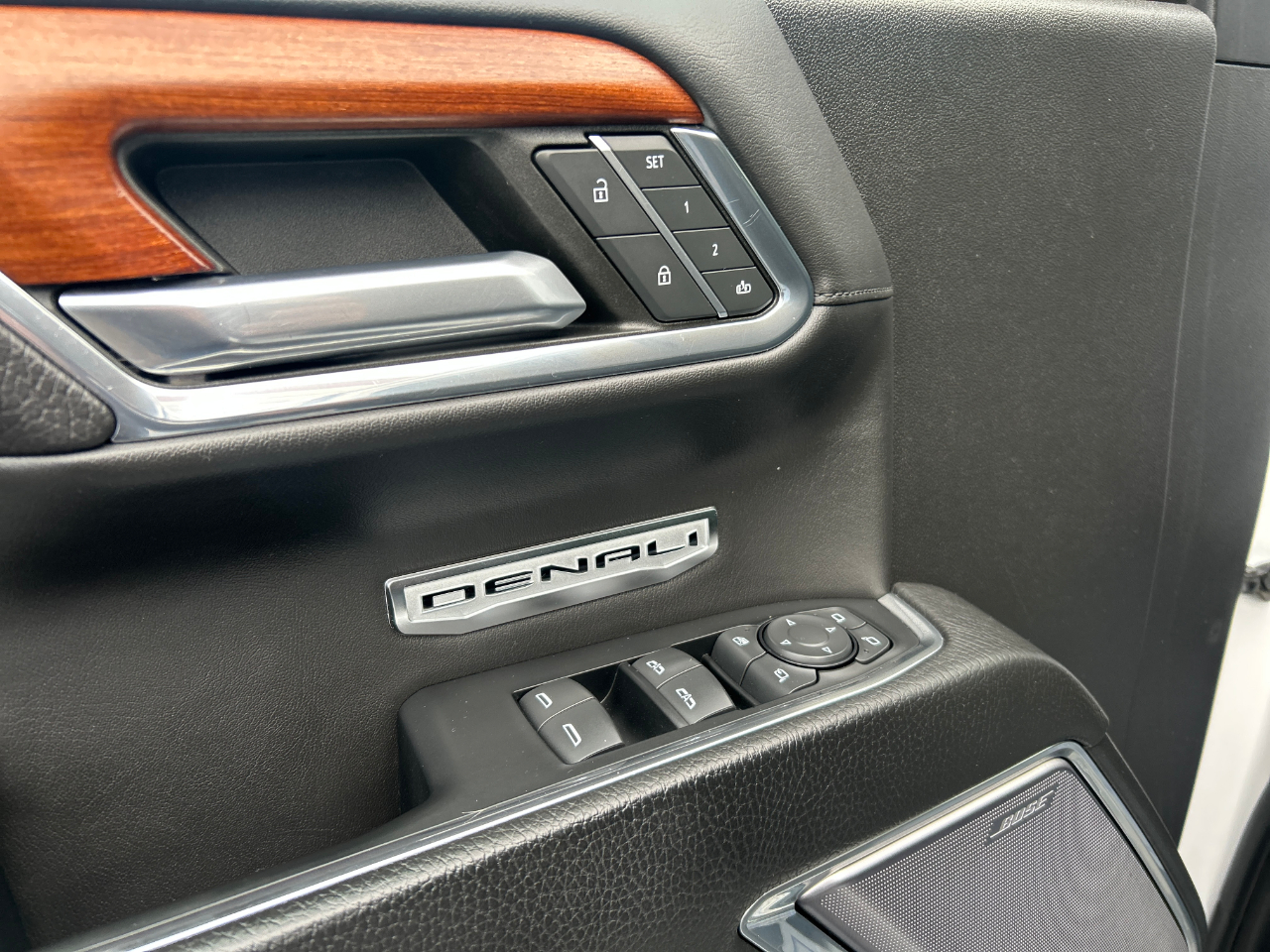 GMC Sierra 1500 4WD Crew Cab 147" Denali 2023