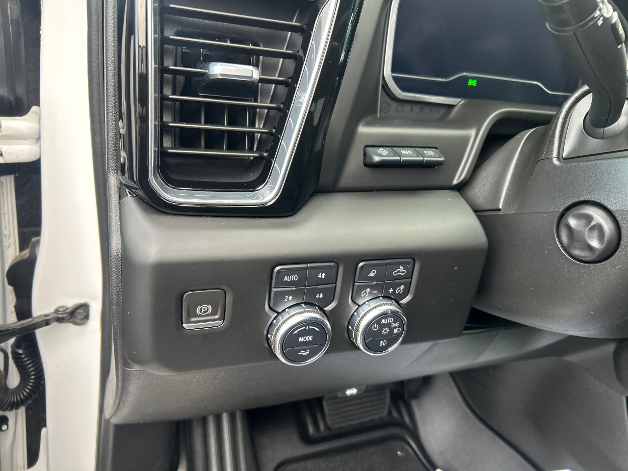 GMC Sierra 1500 4WD Crew Cab 147" Denali 2023