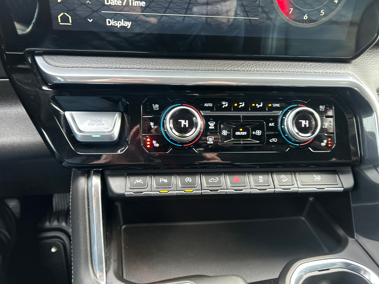 GMC Sierra 1500 4WD Crew Cab 147" Denali 2023