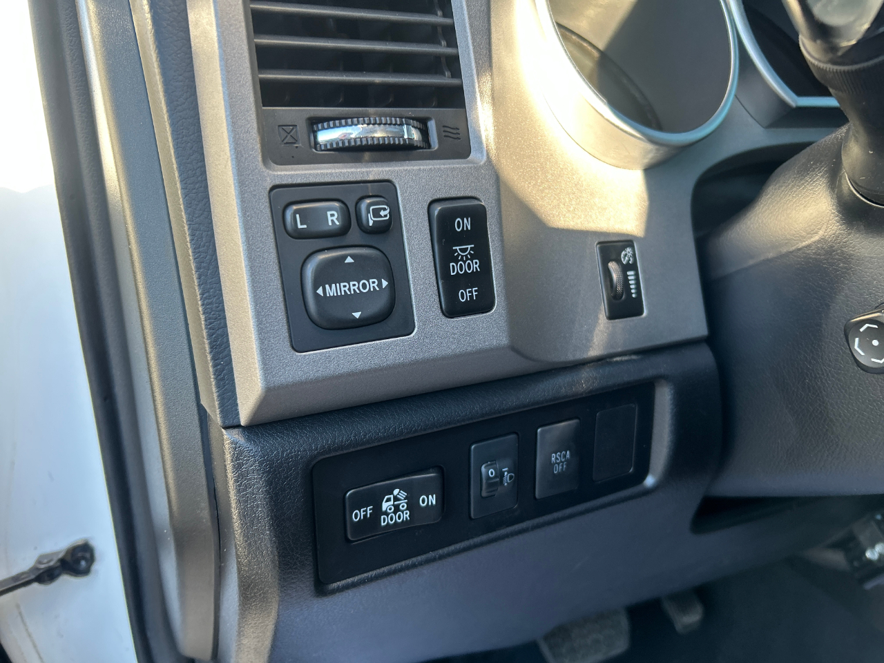 Toyota Tundra 4WD Truck CrewMax 5.7L V8 6-Spd AT Platinum (Natl) 2013