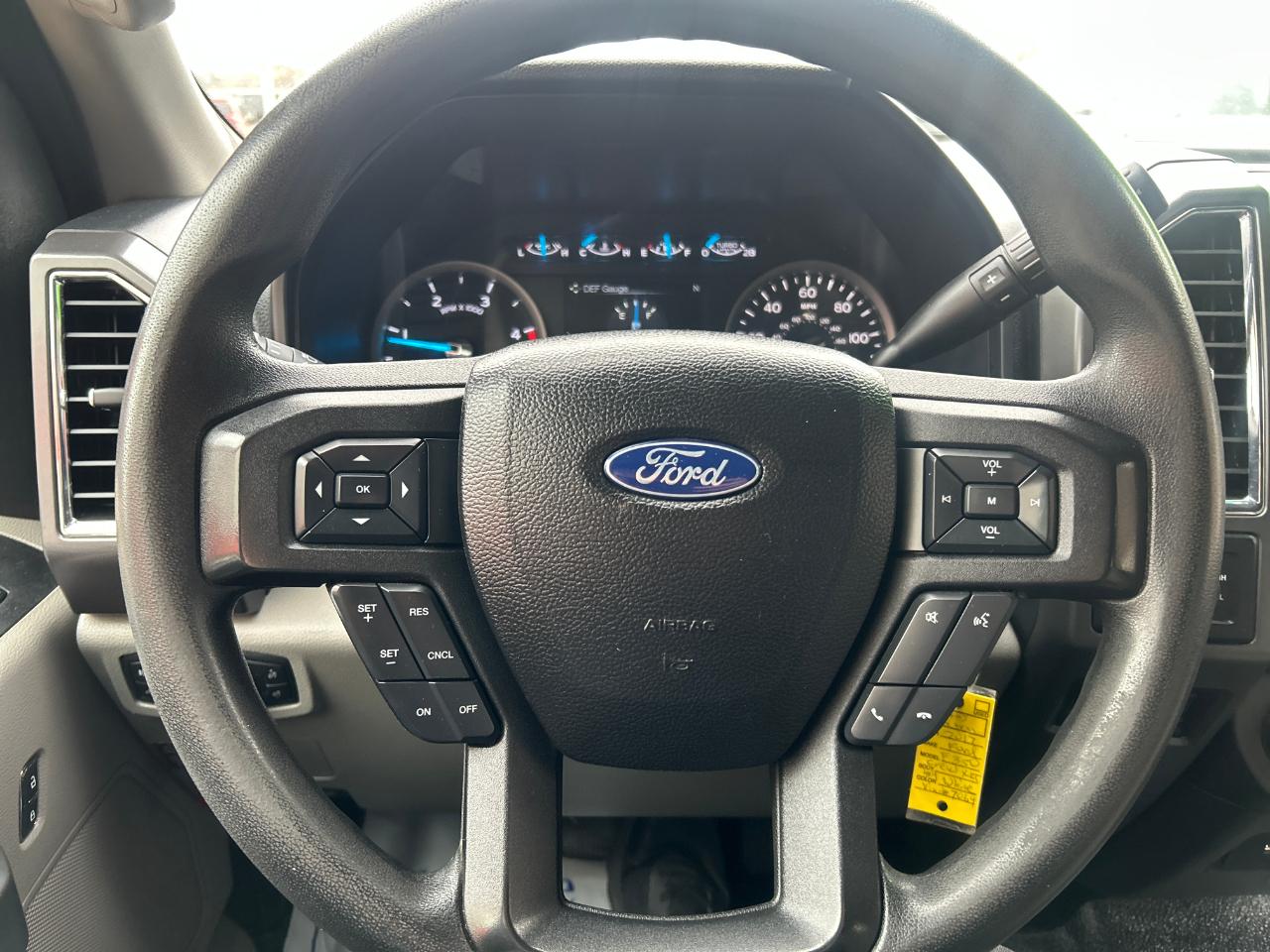 Ford Super Duty F-350 SRW XLT 4WD Crew Cab 8' Box 2017