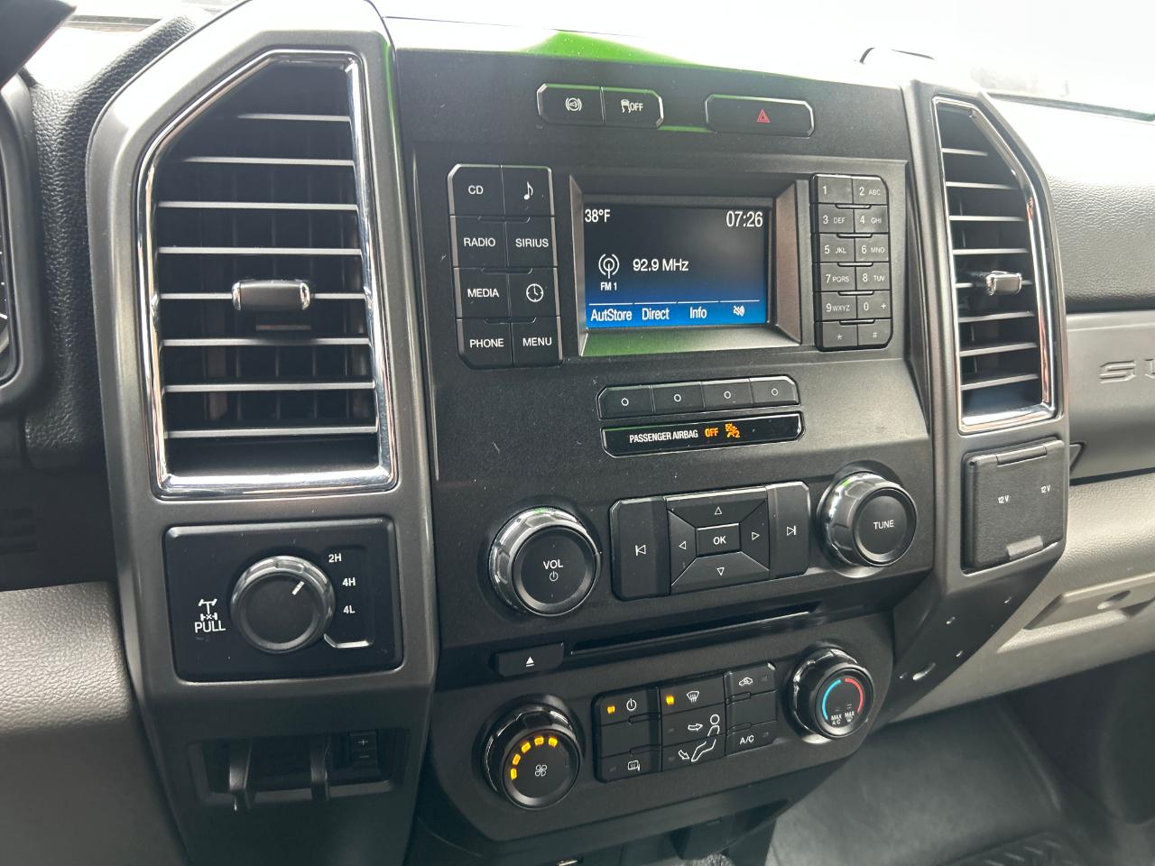 Ford Super Duty F-350 SRW XLT 4WD Crew Cab 8' Box 2017