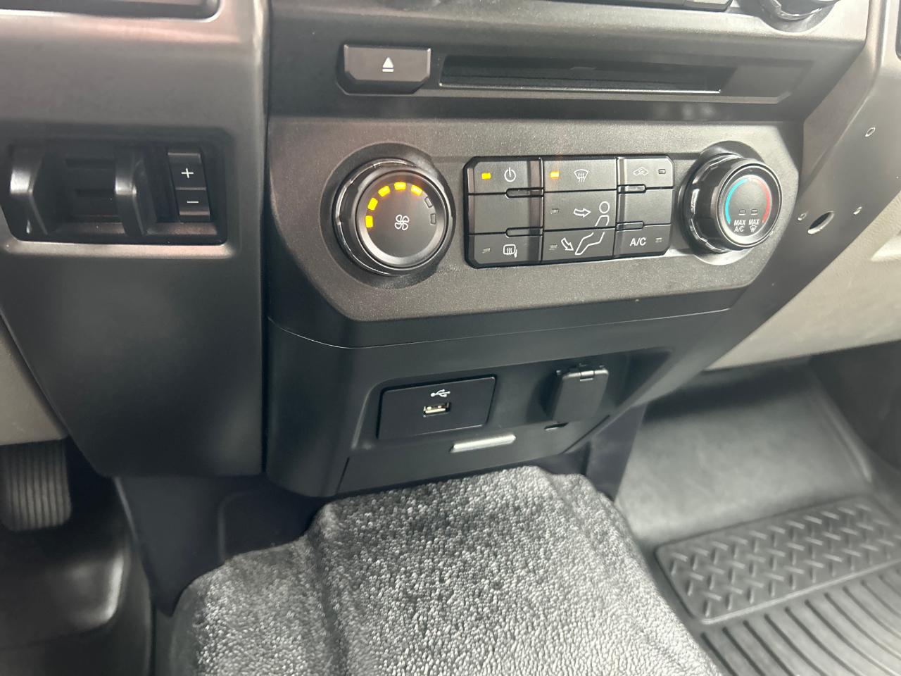 Ford Super Duty F-350 SRW XLT 4WD Crew Cab 8' Box 2017