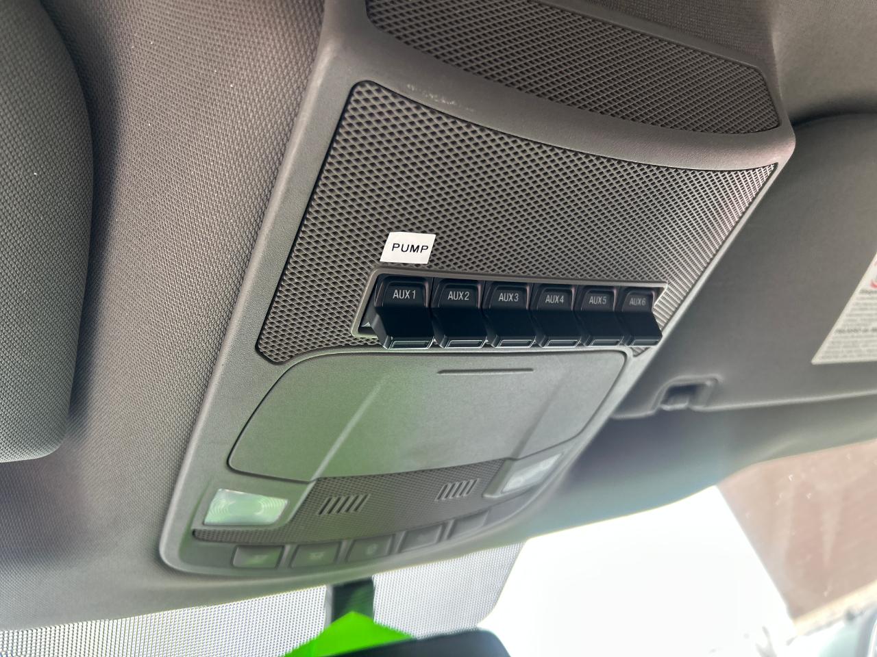 Ford Super Duty F-350 SRW XLT 4WD Crew Cab 8' Box 2017