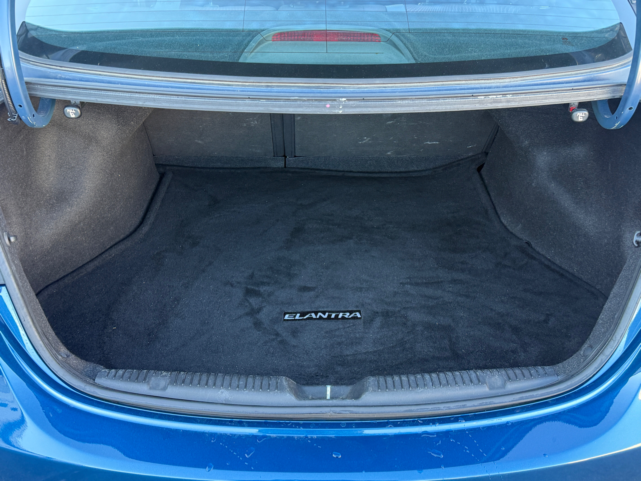 Hyundai Elantra SE 6AT 2015