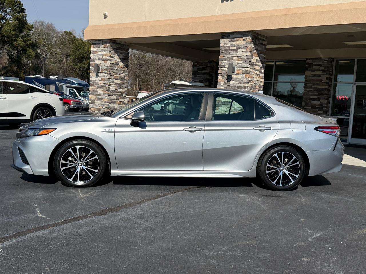 Toyota Camry Hybrid SE 2020