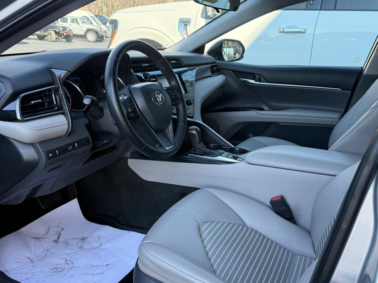 Toyota Camry Hybrid SE 2020