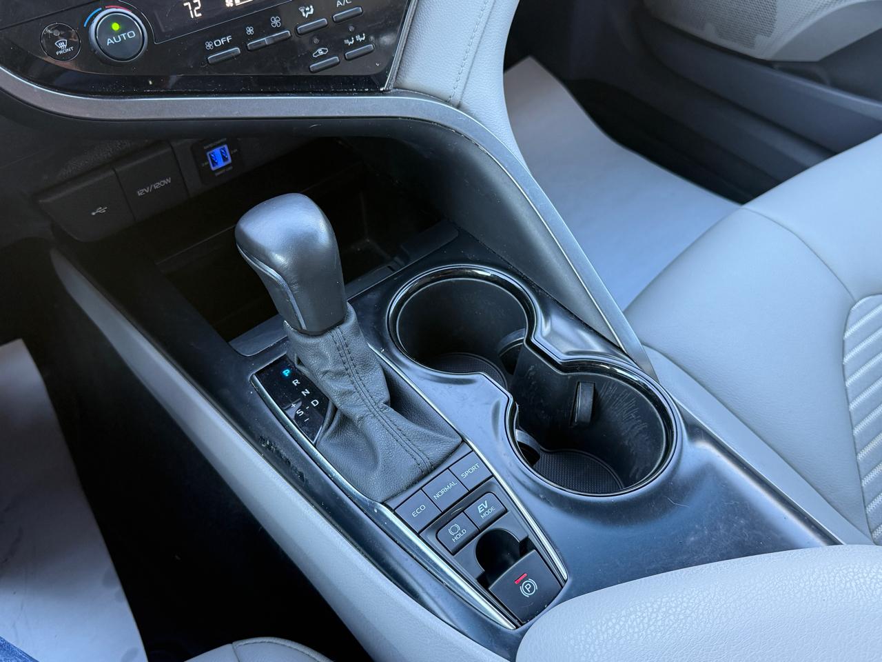 Toyota Camry Hybrid SE 2020