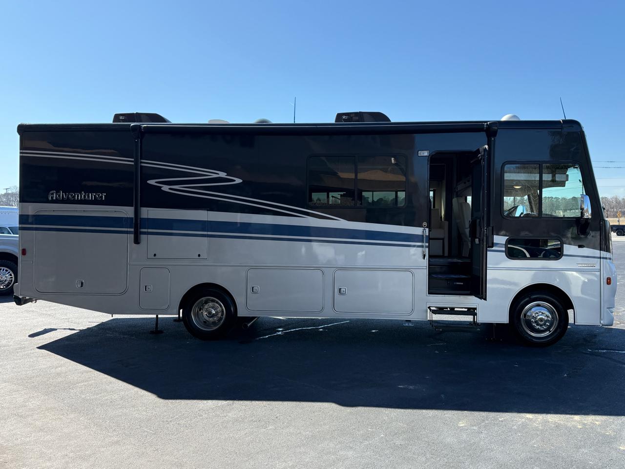 Winnebago Adventurer  2020