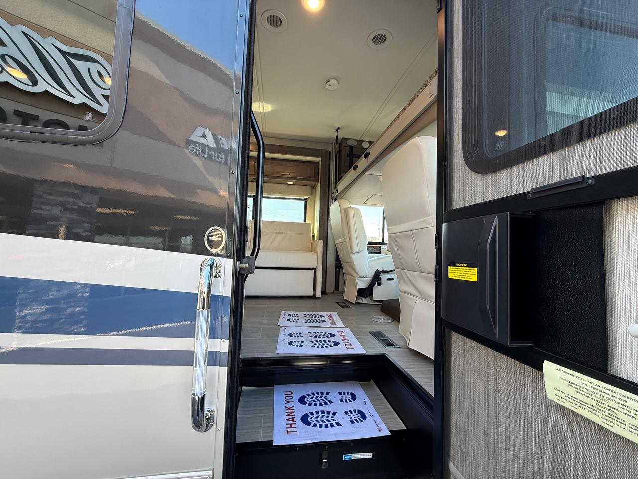 Winnebago Adventurer  2020