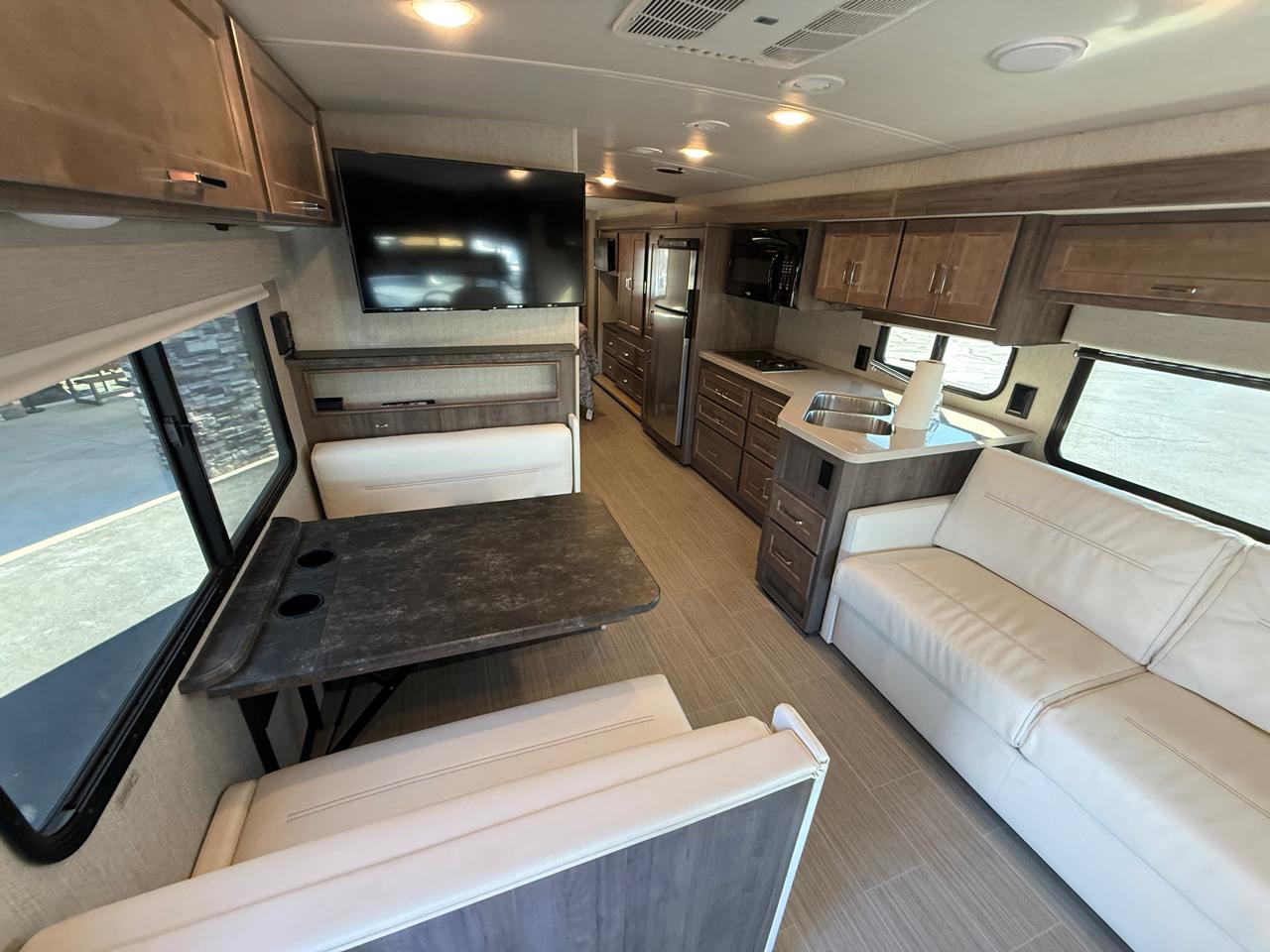 Winnebago Adventurer  2020
