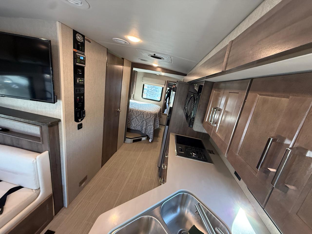 Winnebago Adventurer  2020