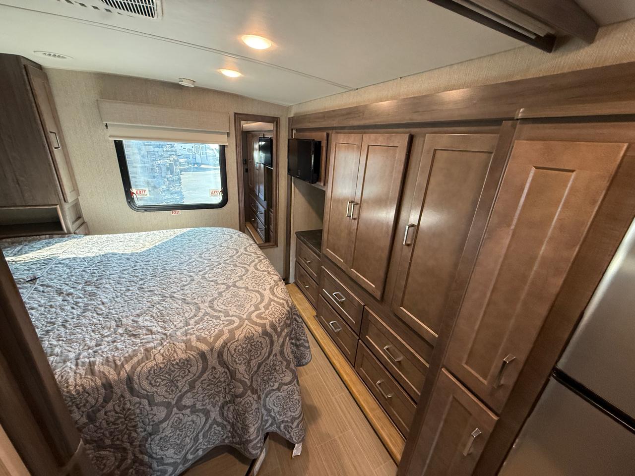 Winnebago Adventurer  2020