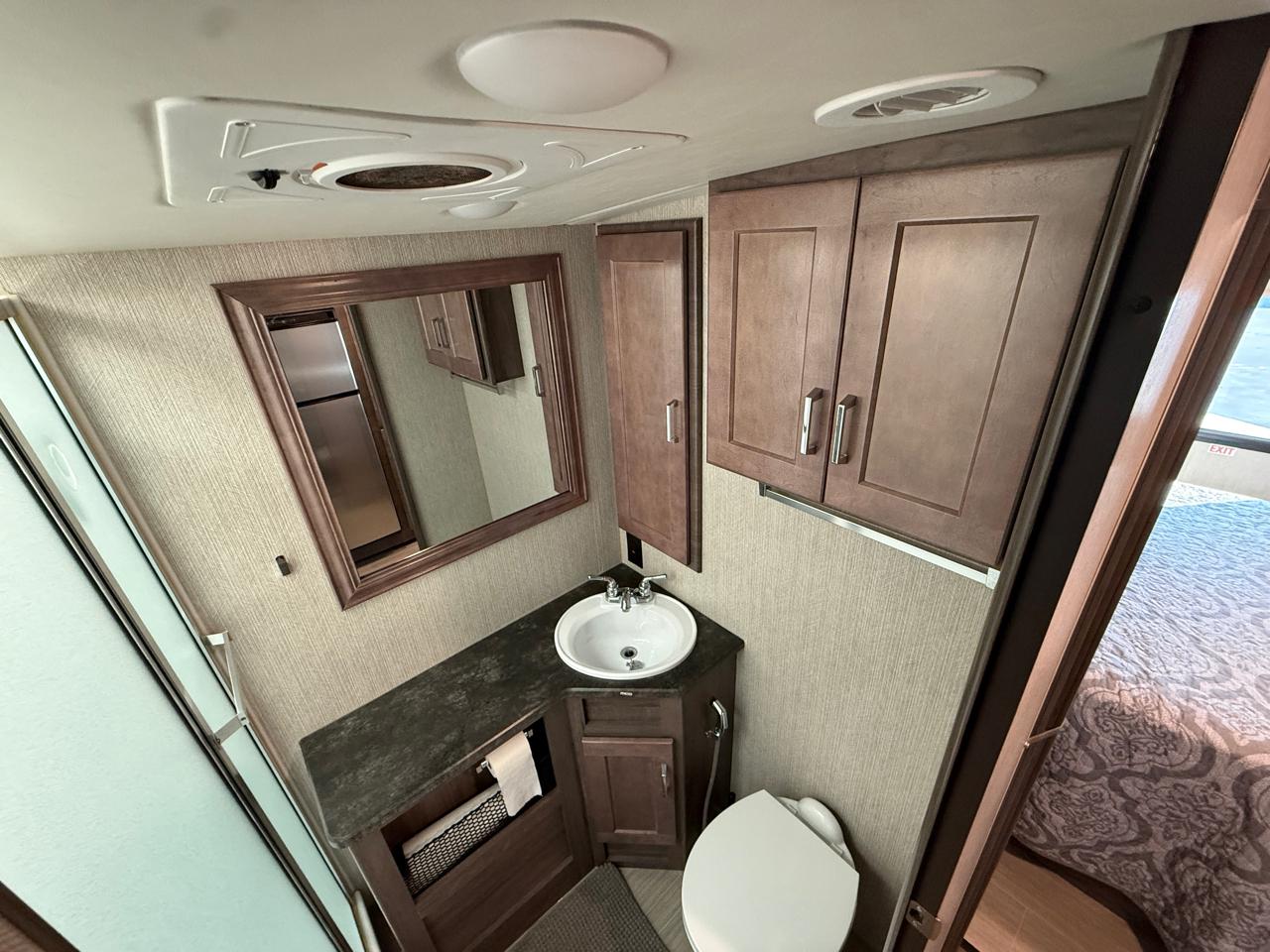 Winnebago Adventurer  2020