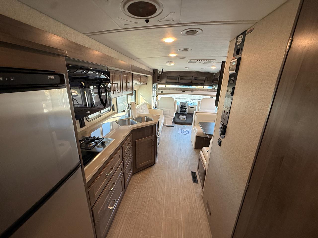 Winnebago Adventurer  2020